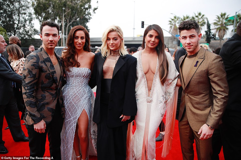 Dàn mỹ nhân diện mốt không nội y, khoe ngực đầy nóng bỏng tại Grammy 2020 ảnh 7