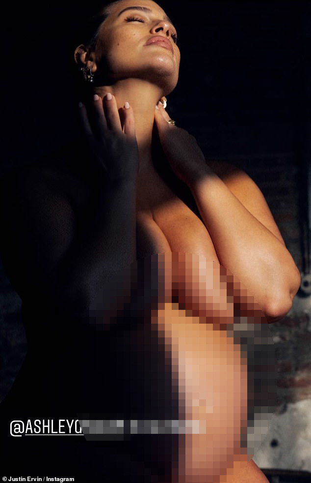 Siêu mẫu ngoại cỡ Ashley Graham tung ảnh khoả thân khi ở cuối thai kỳ ảnh 7