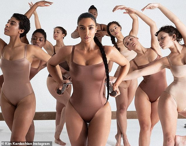 'Kim siêu vòng 3' khoe dáng đồng hồ cát trứ danh cùng loạt mẫu nội y ảnh 4