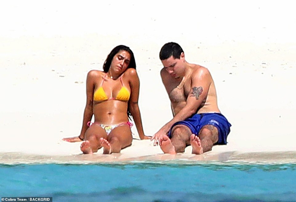 Con gái ‘nữ hoàng nhạc pop’ Madonna mặc bikini 'bốc lửa' tình tứ bên bạn trại ảnh 7