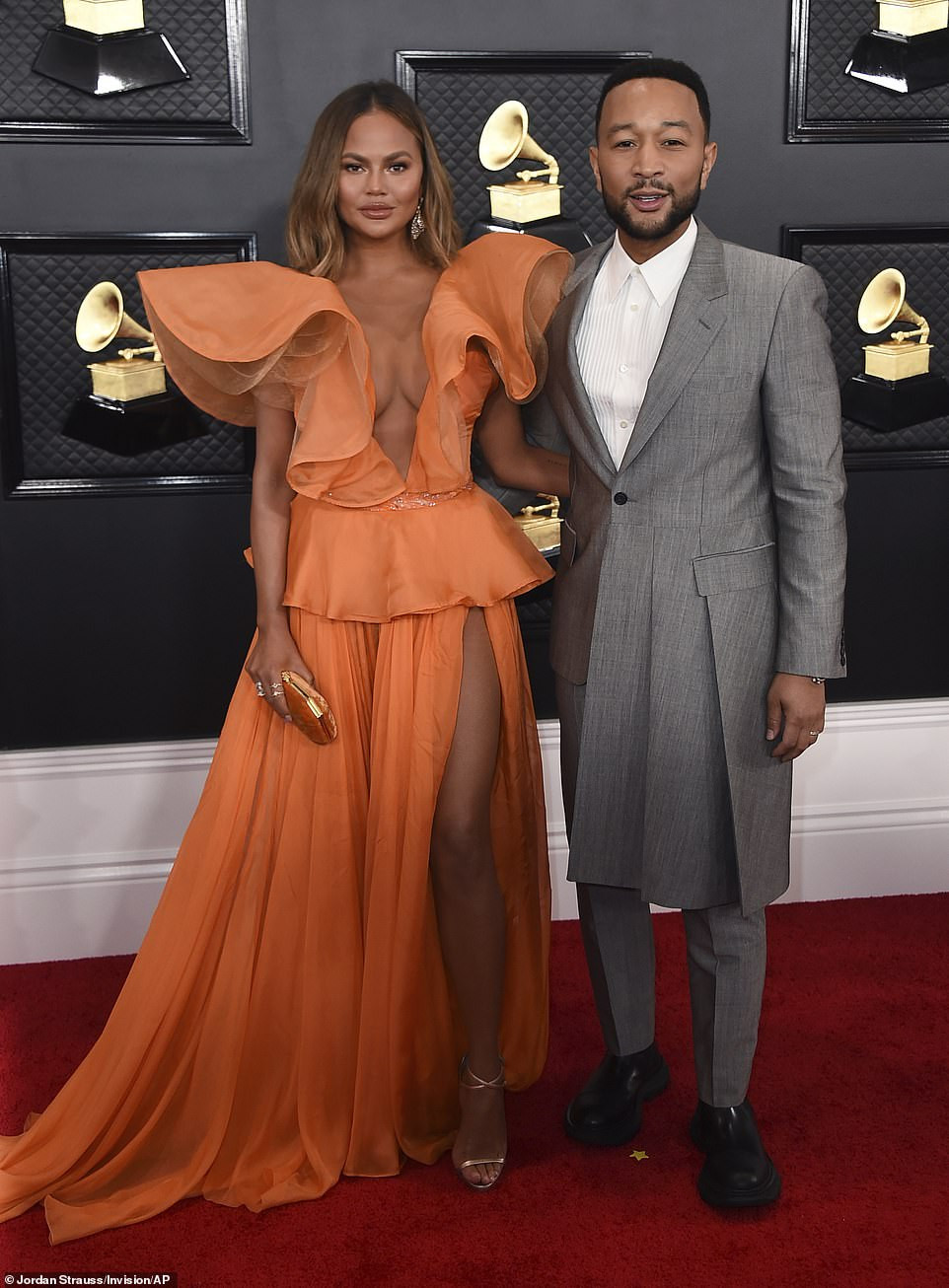 Chrissy Teigen ngực trần 'nảy lửa', sánh đôi chồng tại thảm đỏ Grammy 2020 ảnh 4