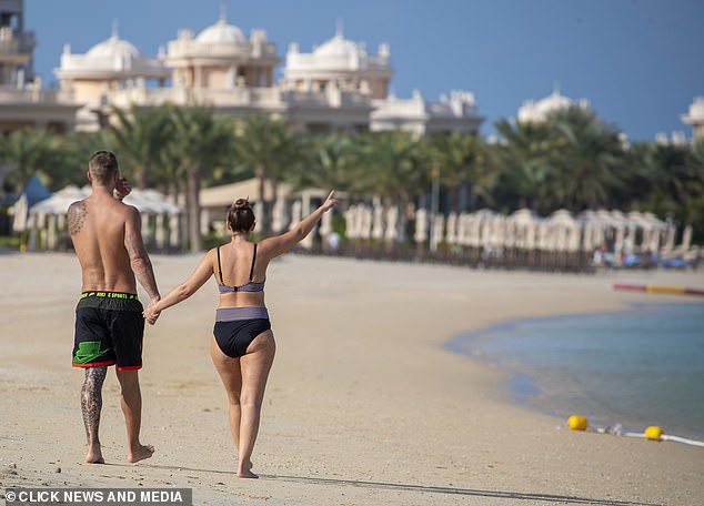 Sao truyền hình Anh gợi cảm, liên tục tình tứ chồng ở biển ảnh 12