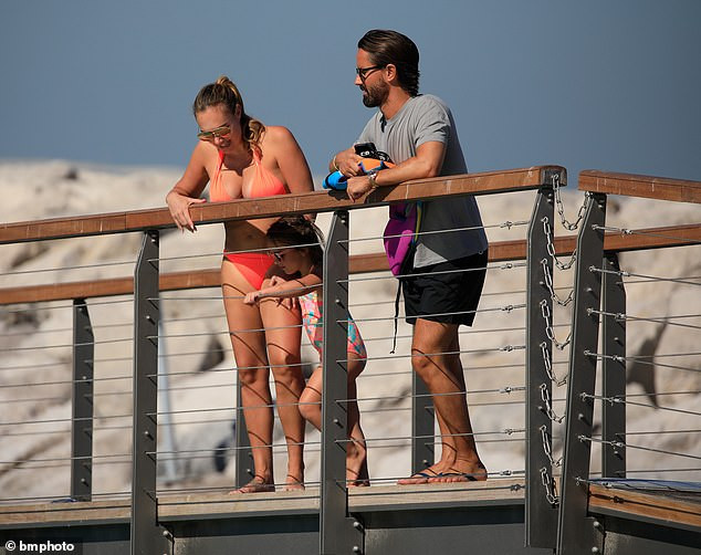 Vừa bị trộm 50 triệu bảng Anh, con gái tỷ phú F1 đi biển phô vòng 1 'nảy lửa' ảnh 2