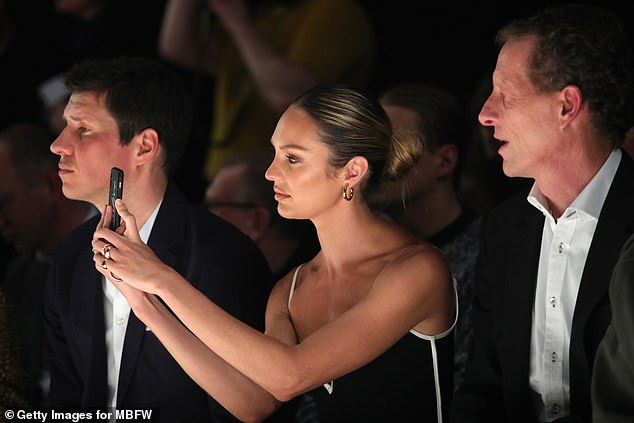 Candice Swanepoel đẹp như nữ thần với phong cách không nội y ảnh 10