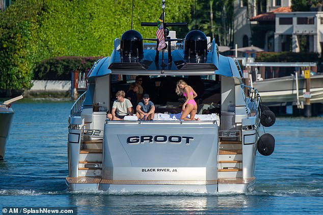 Chân dài gốc Cuba thả dáng 'bỏng mắt' với bikini trên du thuyền ảnh 7