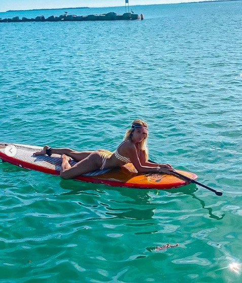 Siêu mẫu nội y Khloe Terae khoe dáng 'bốc lửa' với áo tắm ảnh 1