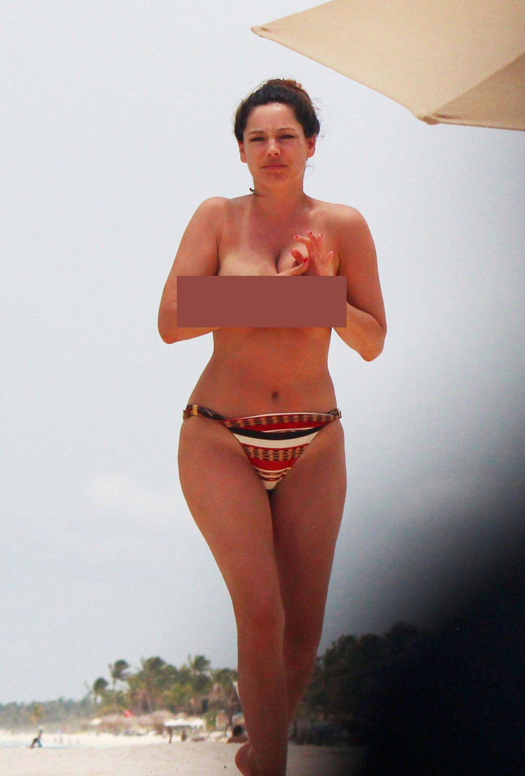 Mỹ nhân có thể hình 'kỳ quan thứ 8' táo bạo 'thả rông' phơi nắng ảnh 2