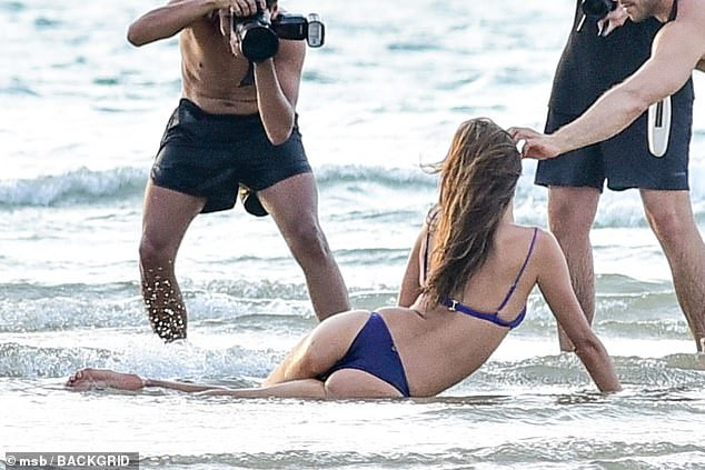 Alessandra Ambrosio thả dáng chụp ảnh sexy trên biển với áo tắm nhỏ xíu ảnh 2