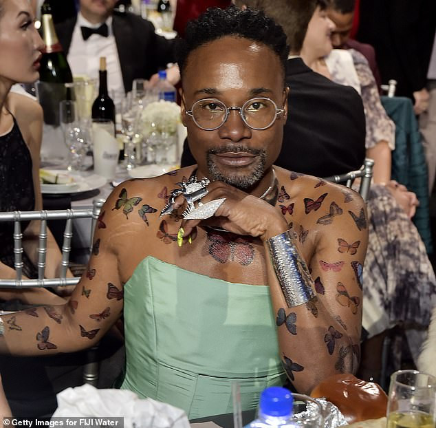 Choáng với sao nam mặc váy xoè xanh, trễ vai khoe loạt hình vẽ con bướm ảnh 1