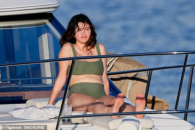 Selena Gomez mặc áo tắm gợi cảm, thư giãn trên du thuyền sang trọng ảnh 5