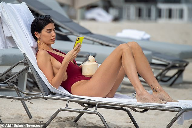 'Mỹ nhân nóng bỏng nhất Canada' mặc áo tắm xẻ bạo đẹp đến 'nghẹt thở' ảnh 4