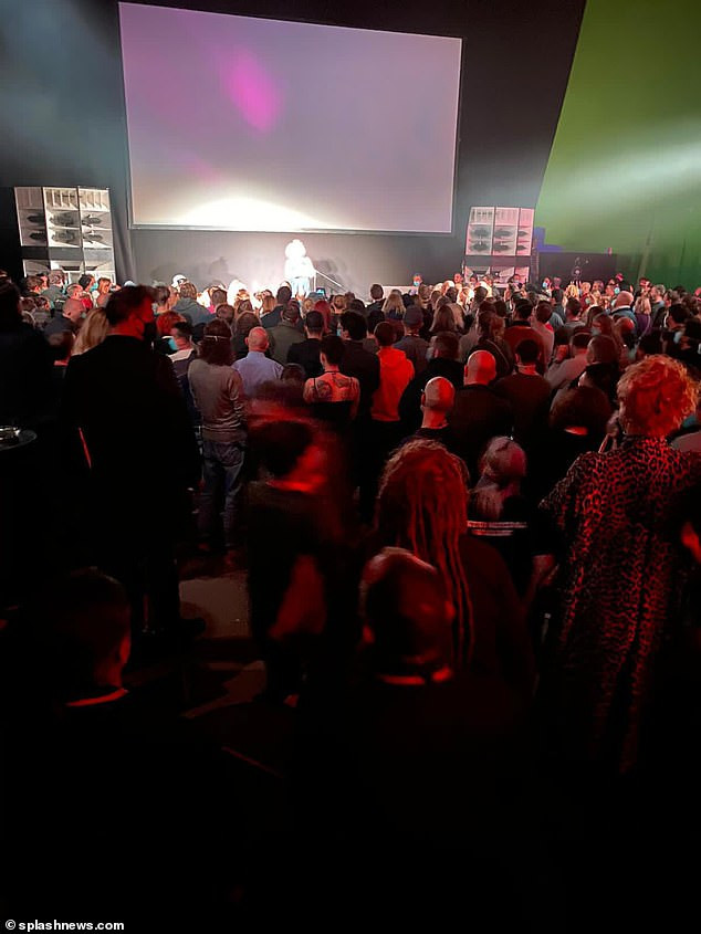 Bất chấp lệnh cấm tụ tập, 200 người đoàn phim 'Ma trận' mở tiệc ở Đức ảnh 2