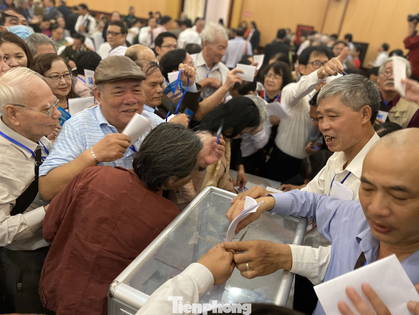 ‘Hỗn loạn’ bỏ phiếu Hội Nhà văn, ông Hữu Thỉnh hai lần xin rút Ban chấp hành ảnh 2