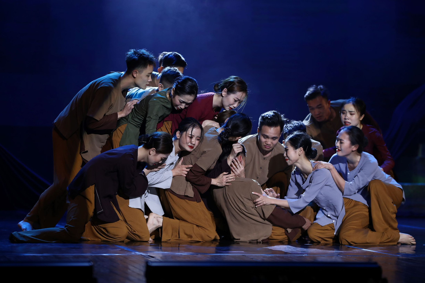 Nghệ sĩ múa quyên góp hàng trăm triệu đồng ủng hộ đồng bào miền Trung ảnh 1