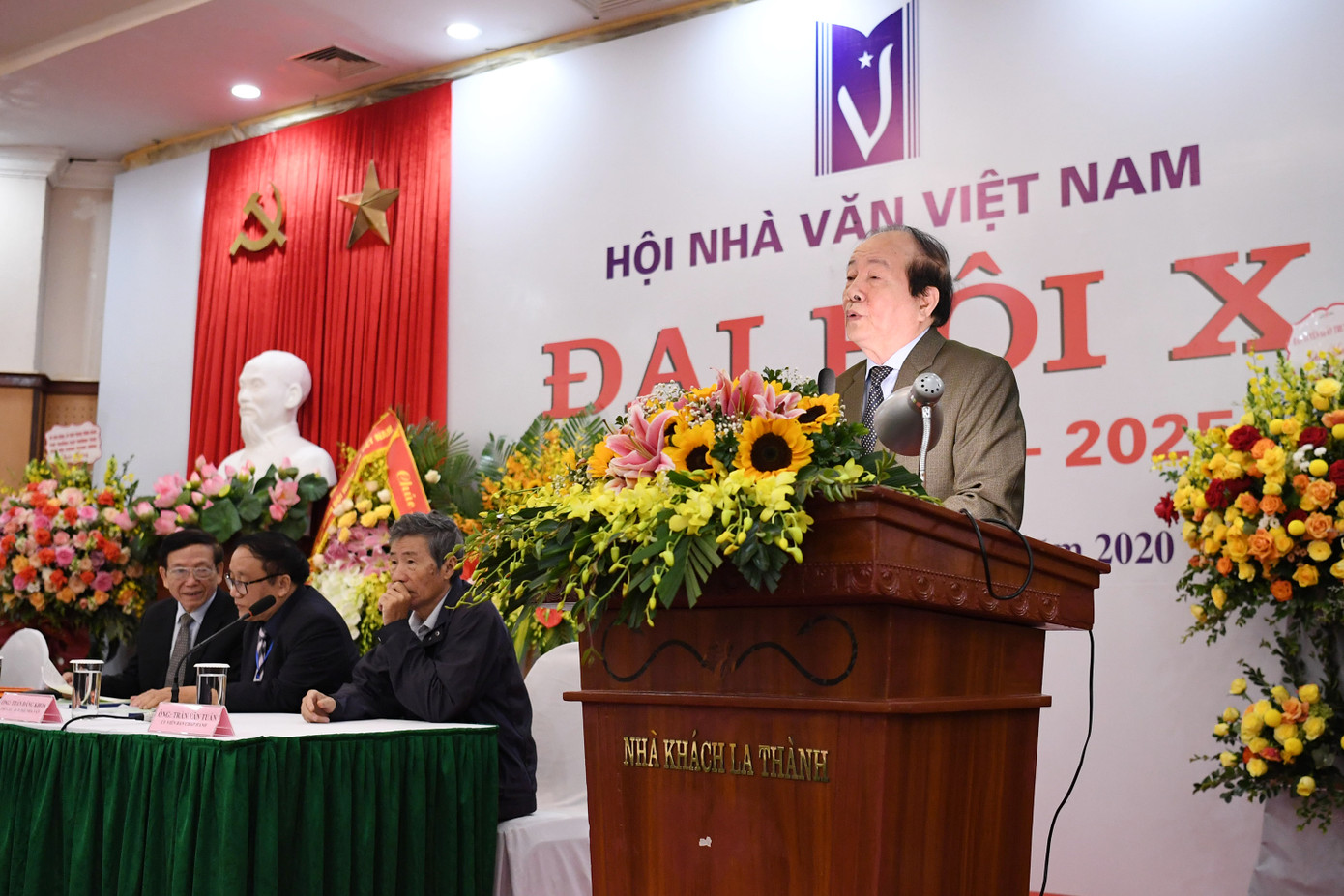 Cuộc chuyển giao ghế chủ tịch Hội Nhà văn ngoạn mục ảnh 2