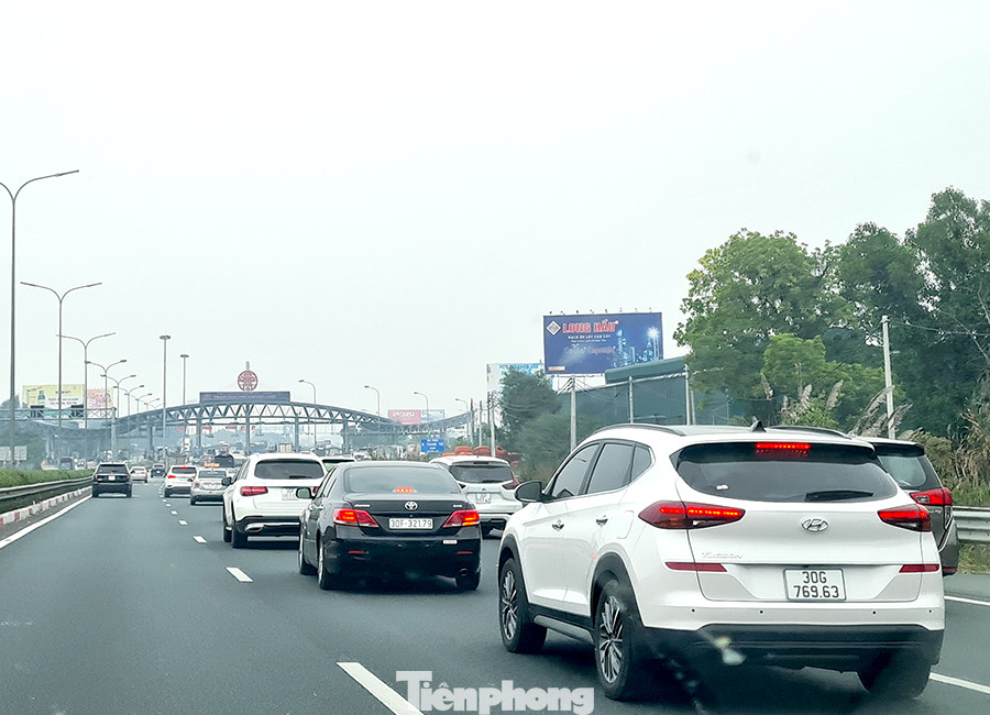Kết thúc ba ngày nghỉ Tết Dương lịch, dòng xe nối đuôi nhau hướng về Thủ đô ảnh 7