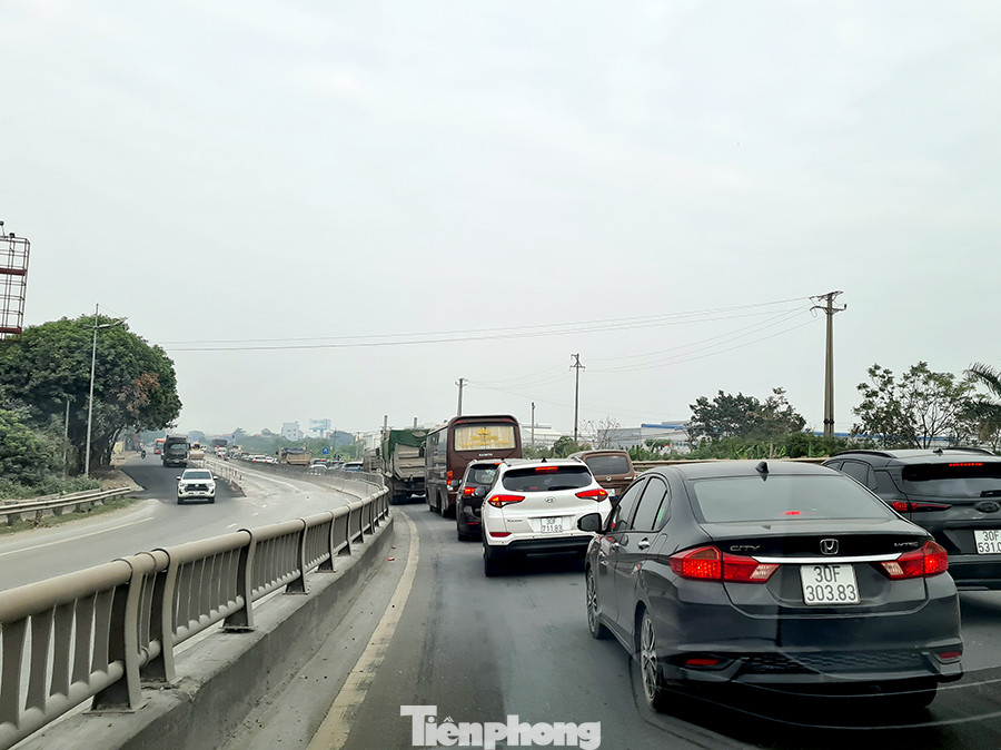 Kết thúc ba ngày nghỉ Tết Dương lịch, dòng xe nối đuôi nhau hướng về Thủ đô ảnh 12