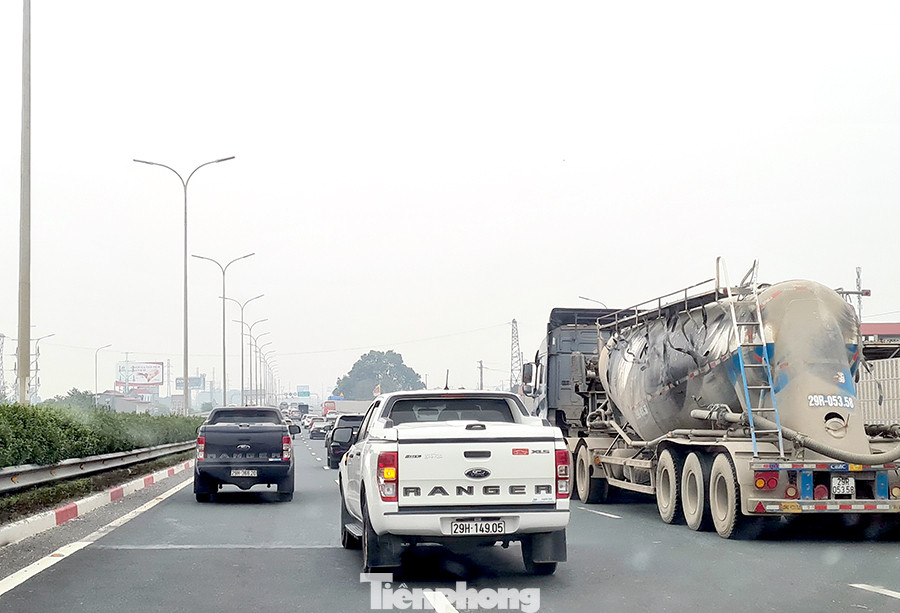 Kết thúc ba ngày nghỉ Tết Dương lịch, dòng xe nối đuôi nhau hướng về Thủ đô ảnh 6