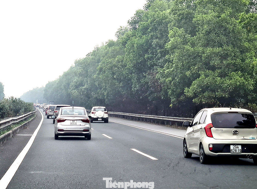 Kết thúc ba ngày nghỉ Tết Dương lịch, dòng xe nối đuôi nhau hướng về Thủ đô ảnh 2