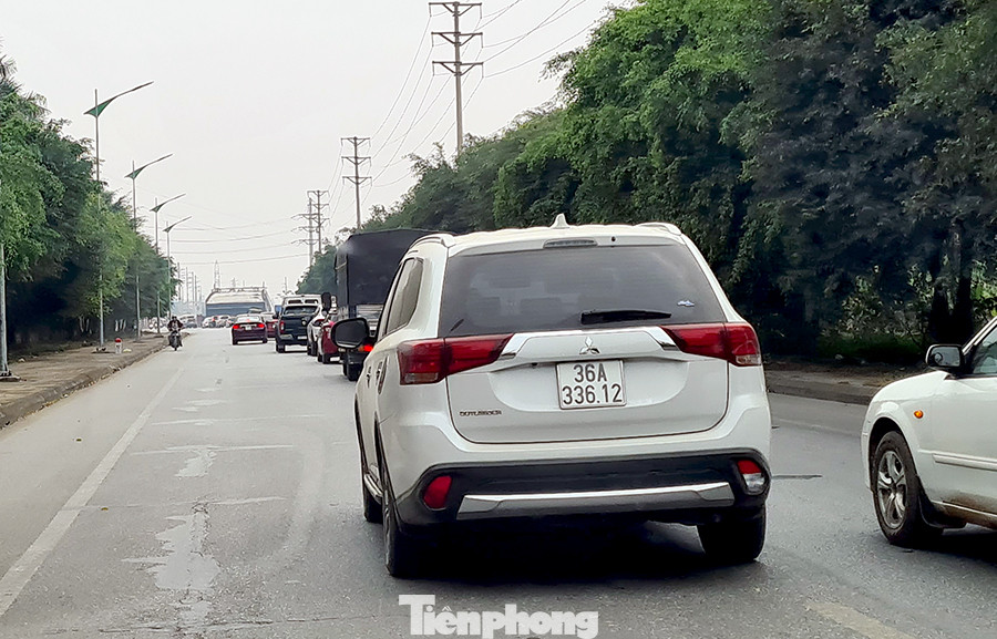 Kết thúc ba ngày nghỉ Tết Dương lịch, dòng xe nối đuôi nhau hướng về Thủ đô ảnh 1