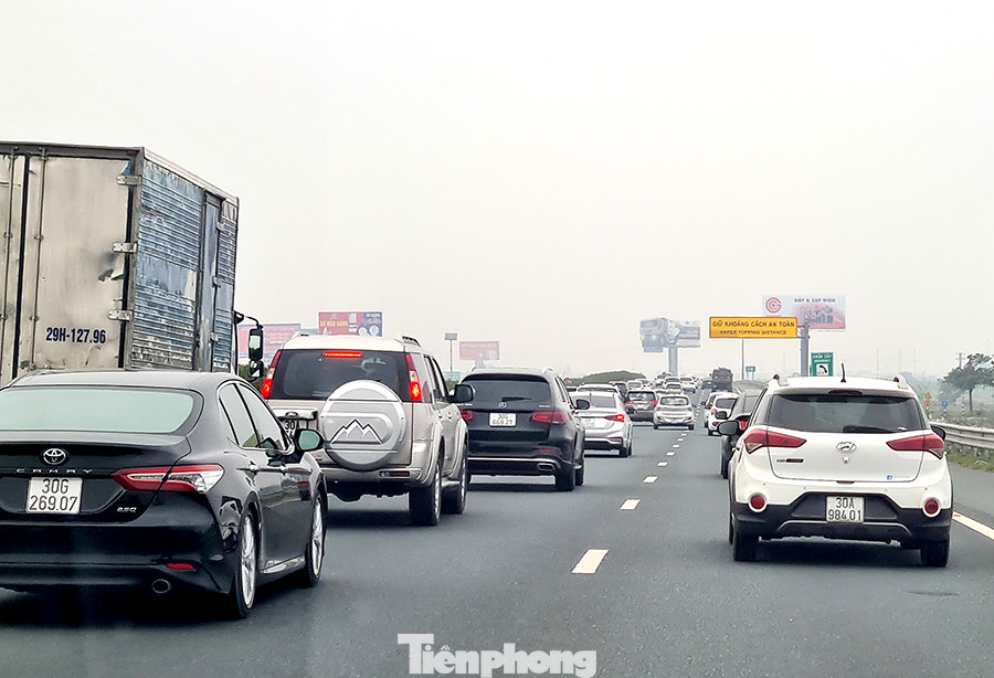 Kết thúc ba ngày nghỉ Tết Dương lịch, dòng xe nối đuôi nhau hướng về Thủ đô ảnh 5