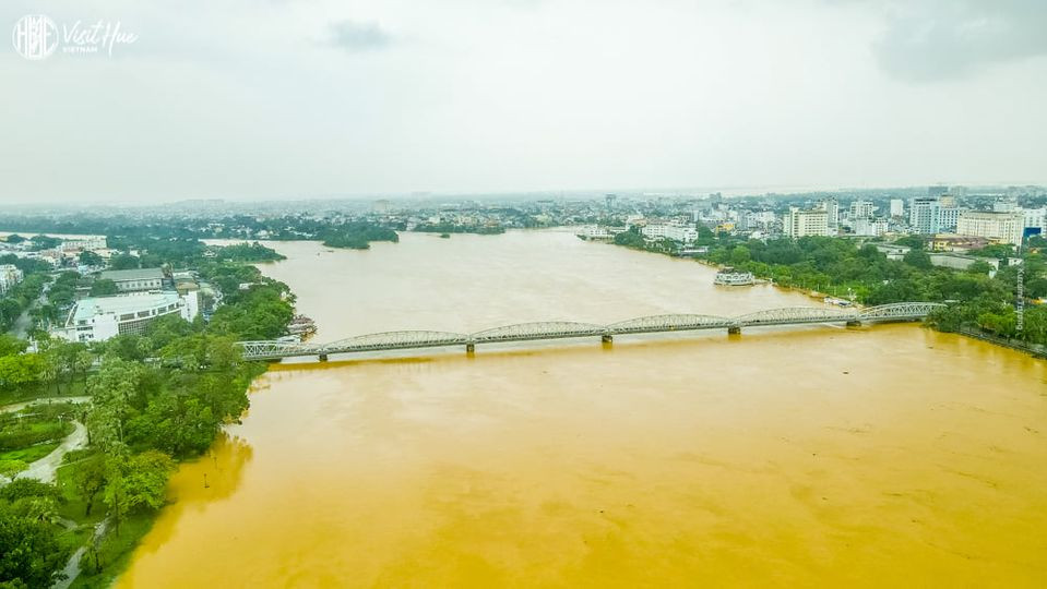 Thành phố Huế ngập sâu trong biển nước, dự đoán lũ còn tiếp tục kéo dài nhiều ngày tới ảnh 1