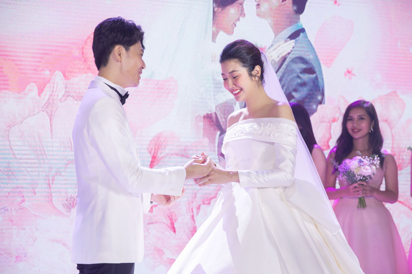 Đám cưới Á hậu Thúy Vân: Những khoảnh khắc đẹp của đôi trai tài gái sắc ảnh 12