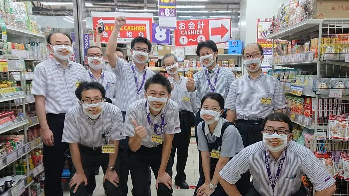Cửa hàng Nhật Bản in hẳn nụ cười lên khẩu trang nhân viên, khách muốn “quạu” cũng không nỡ ảnh 9