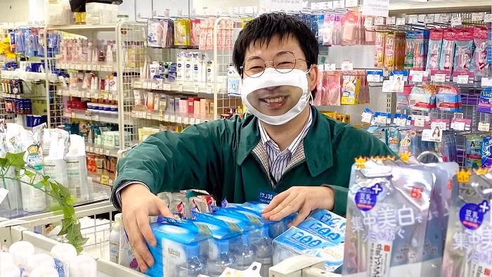 Cửa hàng Nhật Bản in hẳn nụ cười lên khẩu trang nhân viên, khách muốn “quạu” cũng không nỡ ảnh 1