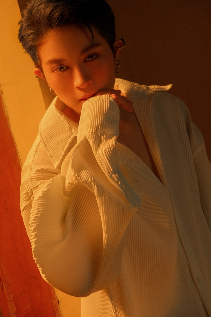 MV mới của Gil Lê: Concept đã mắt, từng câu của bài hát như “xoáy vào tim” hội thất tình ảnh 10