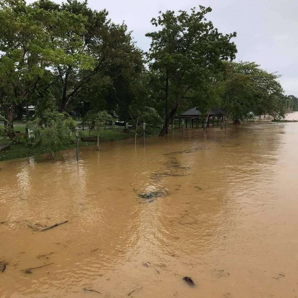 Thành phố Huế ngập sâu trong biển nước, dự đoán lũ còn tiếp tục kéo dài nhiều ngày tới ảnh 3