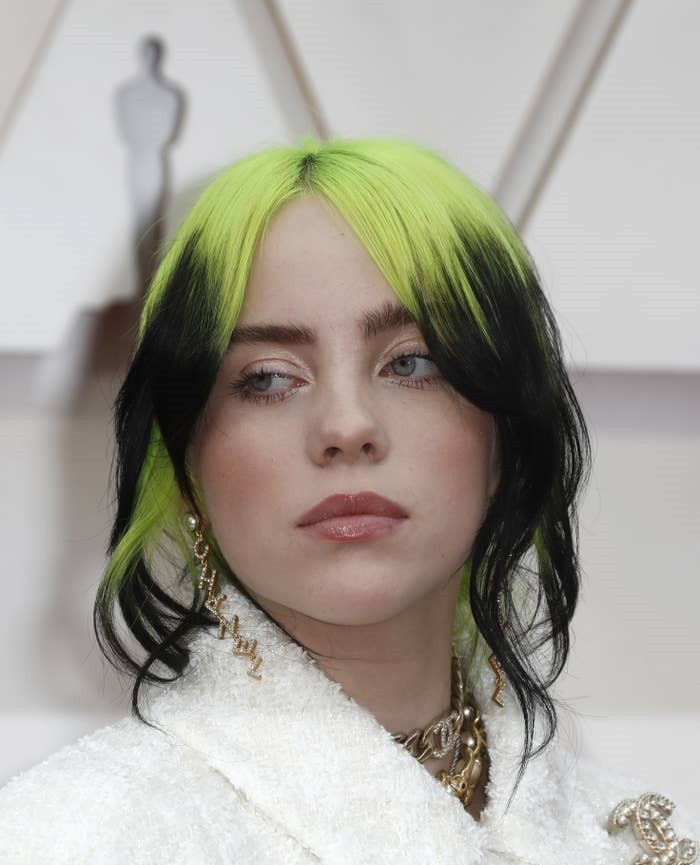 Billie Eilish - chủ nhân của bản hit "Bad Guy". Sau khi thắng giải Grammy cho hạng mục "Album nhạc Rap xuất sắc nhất", bên cạnh niềm hân hoan, nam rapper cũng bày tỏ sự thất vọng khi Igor lại được xếp vào hạng mục Rap thay vì Pop: "Thật tệ bởi bất cứ khi nào chúng tôi - ý là những người da màu như tôi - làm bất cứ điều gì để pha trộn thể loại âm nhạc của mình thì họ luôn cho đó thuộc hạng mục nhạc Rap hoặc Urban. "Tôi chẳng thích từ Urban đó chút nào - đó chẳng qua chỉ là một lời khen mang tính châm biếm". Billie chia sẻ cô hoàn toàn đồng tình với suy nghĩ của Tyler về sự phân biệt trong thể loại âm nhạc này. Album nhạc Rap hay nhất đã được trao cho album Igor của Tyler, the Creator. Cô nói: "Đừng đánh giá một nghệ sĩ qua ngoại hình hay cách ăn mặc của họ. Chẳng phải chị Lizzo thuộc hạng mục R&B xuất sắc nhất trong đêm trao giải hôm đó sao? Ý tôi là phong cách âm nhạc của chị ấy mang tính chất Pop hơn tôi rất nhiều. Hãy nhìn xem, chỉ vì tôi là một cô bé người da trắng nên tôi được nằm trong hạng mục nhạc Pop. Trông tôi Pop ở chỗ nào nhỉ? Âm nhạc của tôi có đoạn nào nghe giống như nhạc Pop không? Họ đánh giá qua ngoại hình và những gì họ biết về bạn. Tôi nghĩ điều đó thật kỳ quặc." Billie Eilish cùng anh trai Finneas O’Connell và nữ ca sĩ Lizzo trong lễ trao giải Grammy đầu năm nay. Billie nhấn mạnh: “Sự thật là mọi người có thể phát ngôn bất cứ điều gì họ thích, tuy nhiên đừng phủ nhận tất cả những nỗ lực của tôi để có được ngày hôm nay.” Billie Eilish đại thắng Grammy 2020 với 4 giải thưởng quan trọng nhất, bao gồm Ca khúc của năm, Ghi âm của năm, Nghệ sỹ mới xuất sắc nhất và Album của năm. Trước đó, ngôi sao ca nhạc sinh năm 2001 trả lời phỏng vấn với tờ Dazed rằng cô cảm thấy xấu hổ và ngượng ngùng về những chiến thắng tại giải Grammy của mình. Billie chia sẻ: "Tôi thực sự đã rất ngạc nhiên. Và cảm thấy xấu hổ lẫn bối rối. Tôi đứng cạnh những đàn chị được đề cử như Ariana Grande, Lana Del Rey và Beyoncé, thế nhưng tôi lại là người chiến thắng. Tôi thấy mình chẳng xứng đáng chút nào, các chị ấy mới thực sự xứng đáng với điều đó hơn tôi." Trong bài phát biểu nhận giải Bài hát của năm, Billie cho biết cô nghĩ có rất nhiều bài hát khác xứng đáng được nhận giải thưởng này. Gần đây, nữ ca sĩ 18 tuổi cũng đã sử dụng Instagram của mình kêu gọi cộng đồng chống nạn phân biệt chủng tộc và bày tỏ sự tức giận trước cái chết của người đàn ông da màu George Floyd do các sĩ quan cảnh sát ở thành phố Minneapolis gây ra. Billie xuống đường biểu tình ủng hộ chiến dịch Black Lives Matter (tạm dịch: Người da màu đáng được sống). Billie Eilish tức giận trước cáo buộc “thắng giải Grammy vì là người da trắng“ ảnh 1