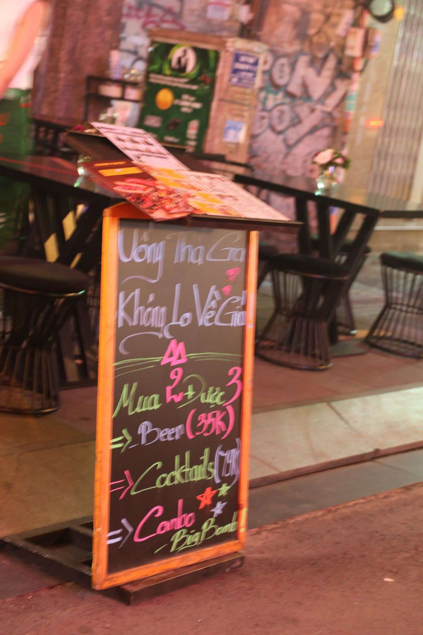 Phố Bùi Viện lại tấp nập người sau COVID-19 lần hai ảnh 6