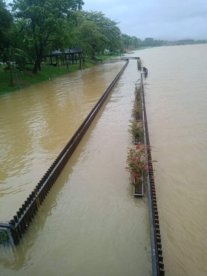Thành phố Huế ngập sâu trong biển nước, dự đoán lũ còn tiếp tục kéo dài nhiều ngày tới ảnh 2