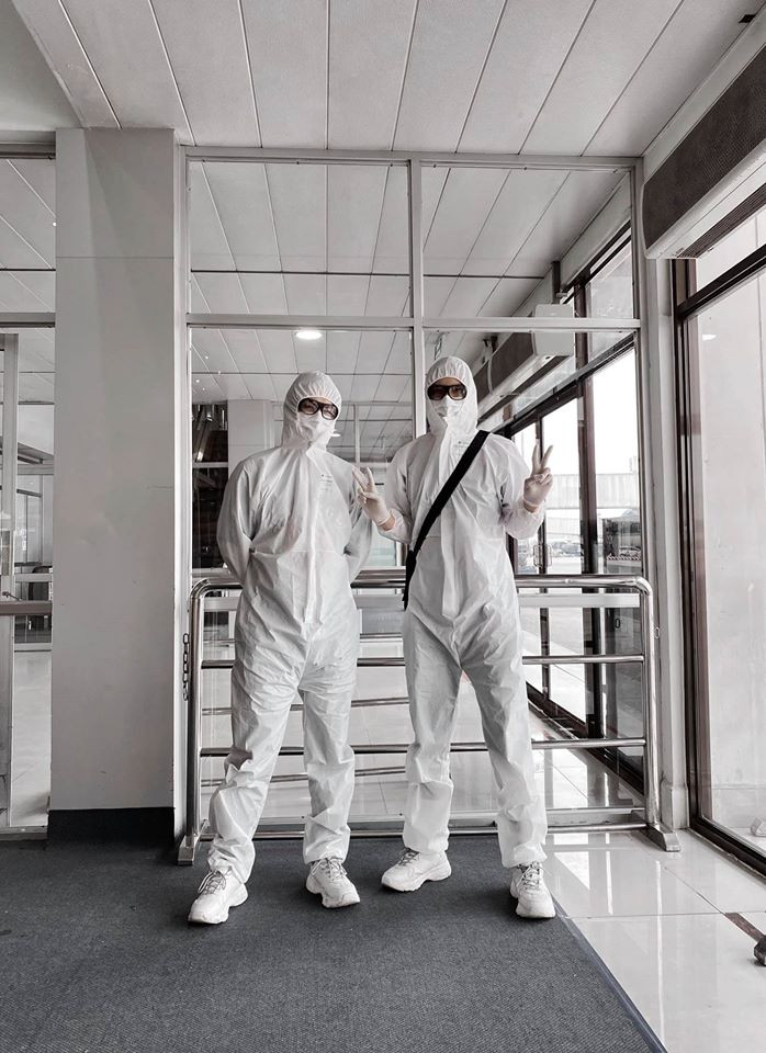 Gia đình Hoa dâm bụt và cặp đôi “Tự tâm” gây chú ý với thời trang “kín bưng” chống dịch ảnh 5