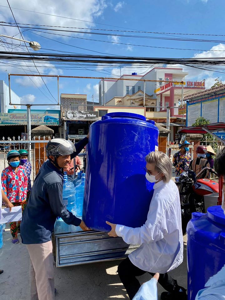 Nguyễn Trần Trung Quân - Denis Đặng xuống Bến Tre trao tặng nước ngọt cho bà con gặp hạn ảnh 2