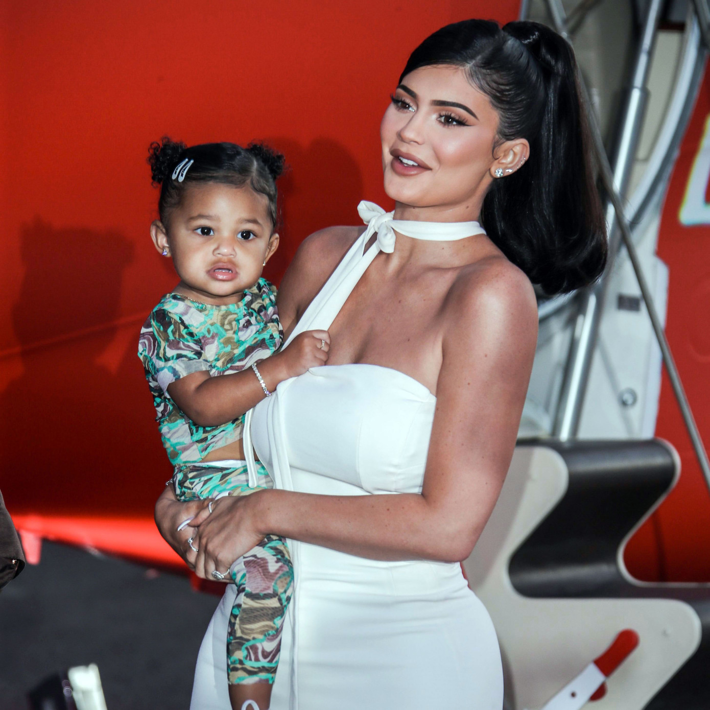 Kylie Jenner cùng cô con gái 2 tuổi. “Tỷ phú bị tước danh hiệu” Kylie Jenner bị chỉ trích vì tụ tập ăn chơi giữa mùa dịch ảnh 2