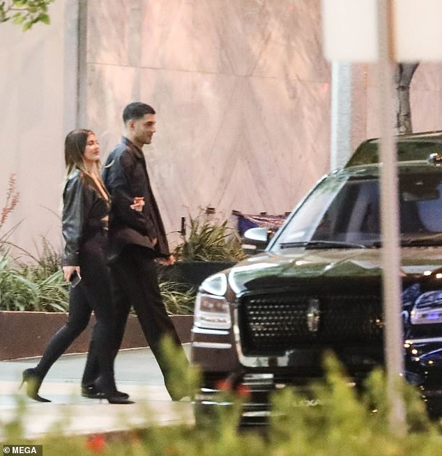 Kylie Jenner “đàn đúm” cùng bạn tại một hộp đêm ở Los Angeles, California giữa đại dịch COVID-19. Được biết, câu lạc bộ này đã chỉ mở cửa cho Kylie và Fai, điều này có vẻ đúng vì Bootsy Bellows đã đóng cửa nhằm tuân thủ lệnh giãn cách xã hội trong mùa dịch COVID-19. Mặc dù không chụp ảnh với bất kỳ ai khác, nhưng vẫn chưa xác định được liệu họ có phải là hai người duy nhất tại địa điểm này hay không. Vấn đề là trước đây Kylie chính là người đã khuyến khích các fan hãy ở nhà và tuân thủ lệnh giãn cách xã hội. Kylie Jenner cùng cô con gái 2 tuổi. Các fan hâm mộ cho rằng quyết định phớt lờ lệnh giãn cách xã hội để đàn đúm khiến những nỗ lực kêu gọi giãn cách xã hội trên Instagram trước đây của Kylie “đổ sông đổ biển”. Trước đó, Kylie cũng từng bị cáo buộc không tuân thủ các biện pháp giãn cách xã hội khi cô bị cánh săn tin chụp được những bức ảnh trên đường đến thăm nhà cô bạn Stassie Karanikolaou ở Los Angeles. Không lâu sau đó, Kylie lại mời bạn của mình đến căn biệt thự mới mua. Nực cười là thay vì che giấu sự thật rằng Karanikolaou đang ở nhà mình, cô đã đăng ảnh lên Instagram và thậm chí chia sẻ video TikTok một cách công khai. “Tỷ phú bị tước danh hiệu” Kylie Jenner bị chỉ trích vì tụ tập ăn chơi giữa mùa dịch ảnh 1