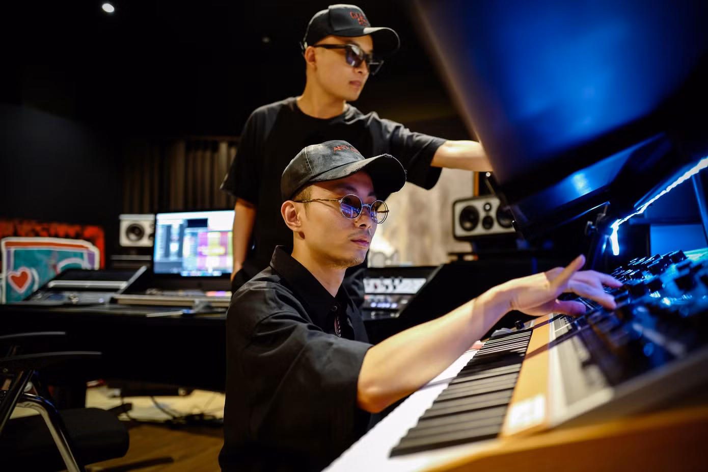 Bộ tứ “phù thủy âm nhạc” đứng sau thành công của hàng trăm tiết mục tại “Rap Việt“ ảnh 4