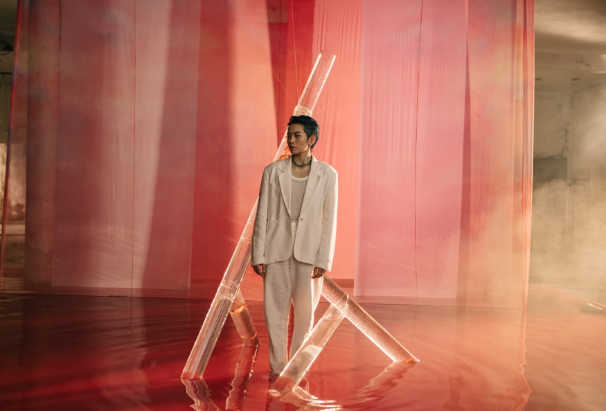 MV mới của Gil Lê: Concept đã mắt, từng câu của bài hát như “xoáy vào tim” hội thất tình ảnh 6