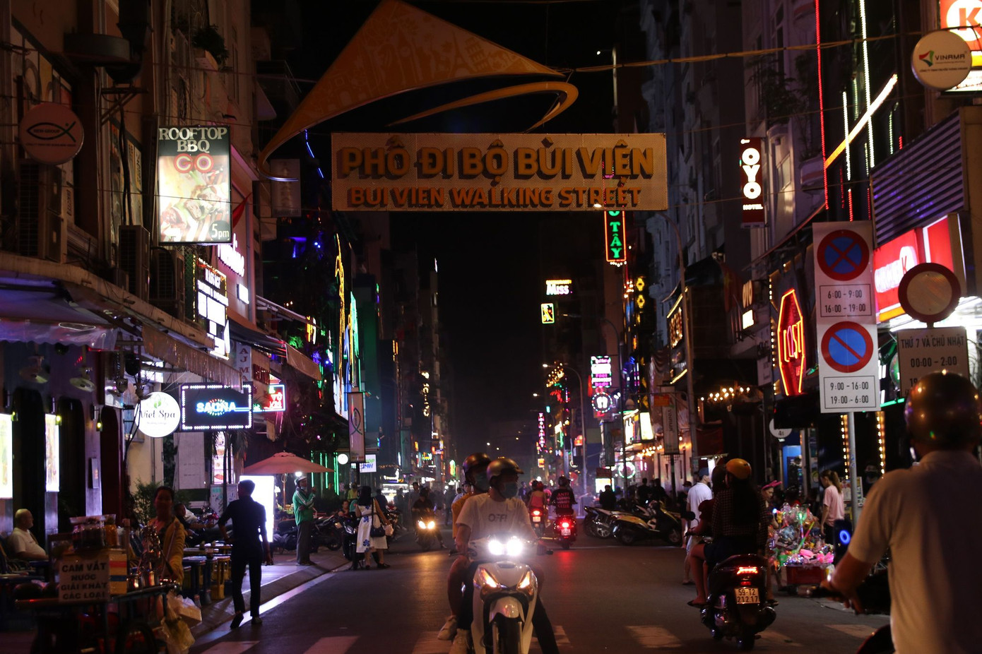 Phố Bùi Viện lại tấp nập người sau COVID-19 lần hai ảnh 1