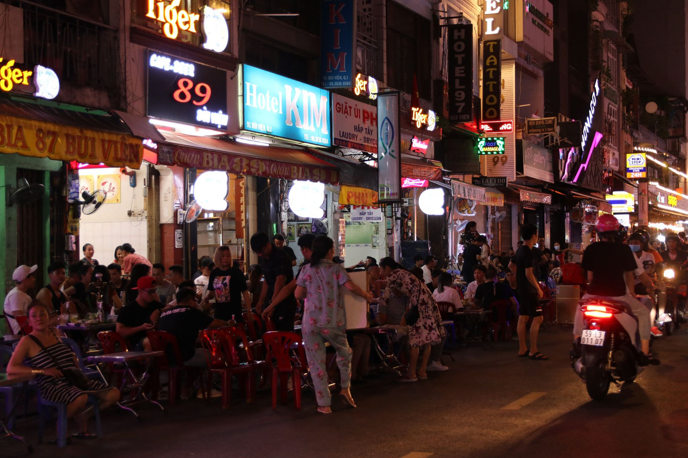 Phố Bùi Viện lại tấp nập người sau COVID-19 lần hai ảnh 2