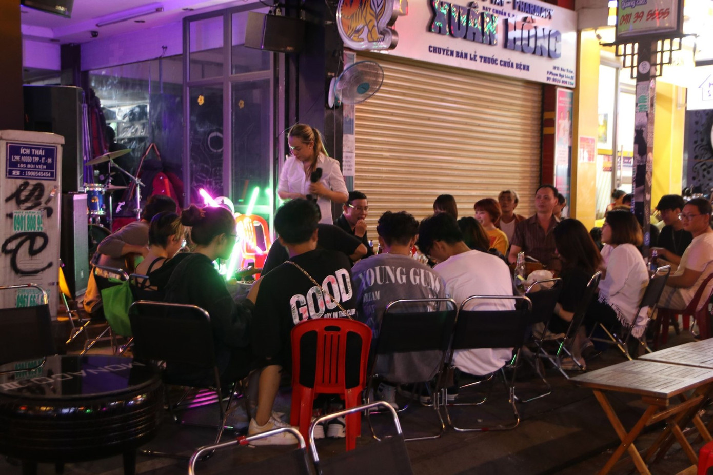 Phố Bùi Viện lại tấp nập người sau COVID-19 lần hai ảnh 4