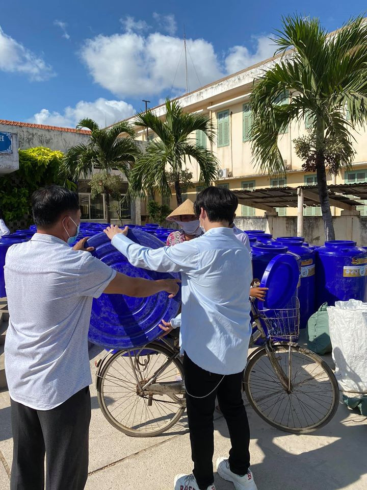 Nguyễn Trần Trung Quân - Denis Đặng xuống Bến Tre trao tặng nước ngọt cho bà con gặp hạn ảnh 3