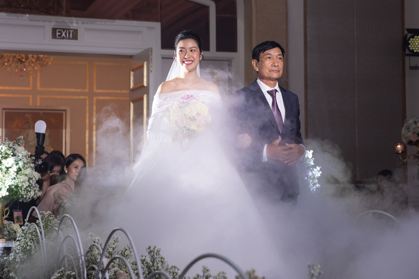 Đám cưới Á hậu Thúy Vân: Những khoảnh khắc đẹp của đôi trai tài gái sắc ảnh 10