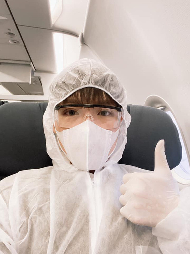 Gia đình Hoa dâm bụt và cặp đôi “Tự tâm” gây chú ý với thời trang “kín bưng” chống dịch ảnh 2