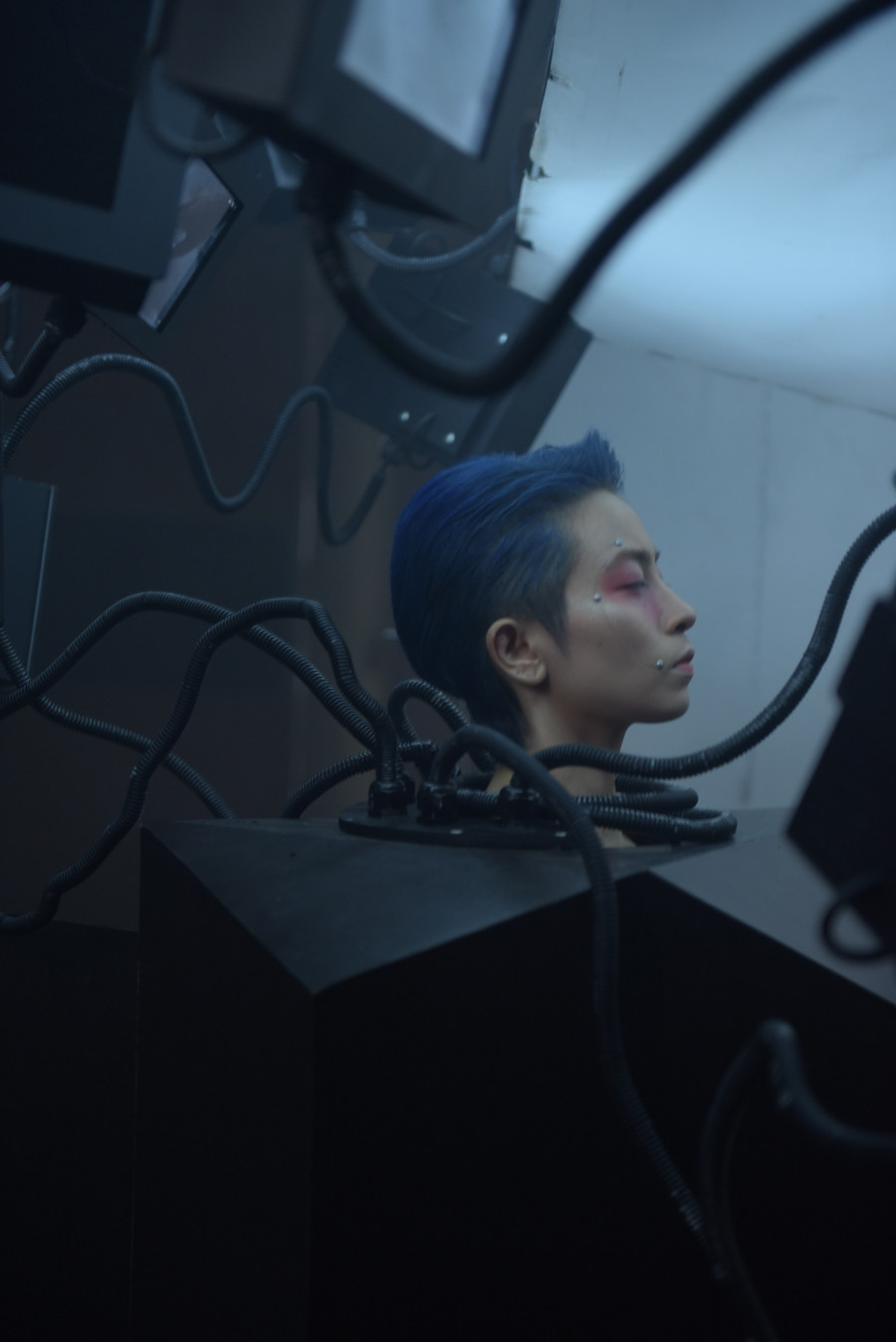 MV mới của Gil Lê: Concept đã mắt, từng câu của bài hát như “xoáy vào tim” hội thất tình ảnh 3