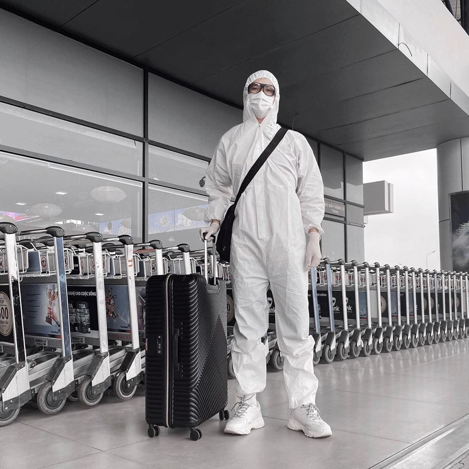 Gia đình Hoa dâm bụt và cặp đôi “Tự tâm” gây chú ý với thời trang “kín bưng” chống dịch ảnh 4