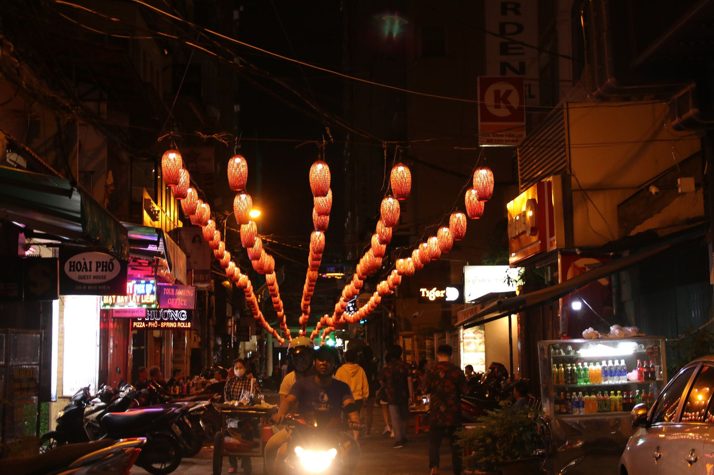 Phố Bùi Viện lại tấp nập người sau COVID-19 lần hai ảnh 7