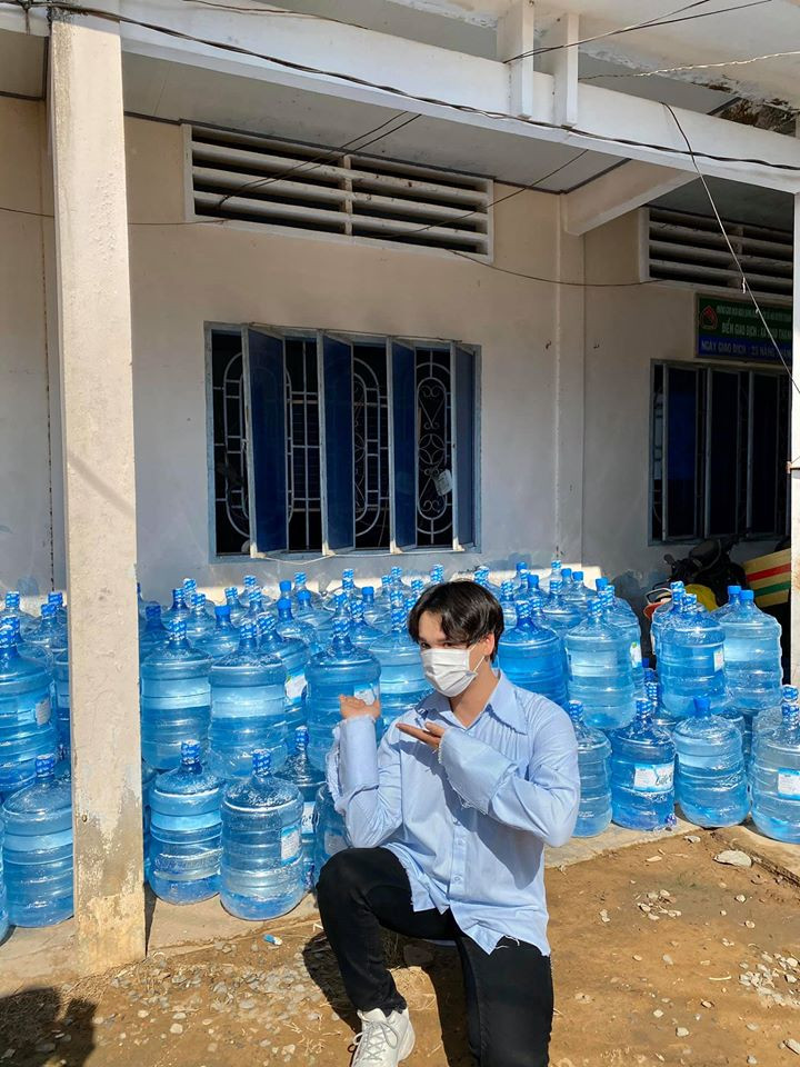 Nguyễn Trần Trung Quân - Denis Đặng xuống Bến Tre trao tặng nước ngọt cho bà con gặp hạn ảnh 4